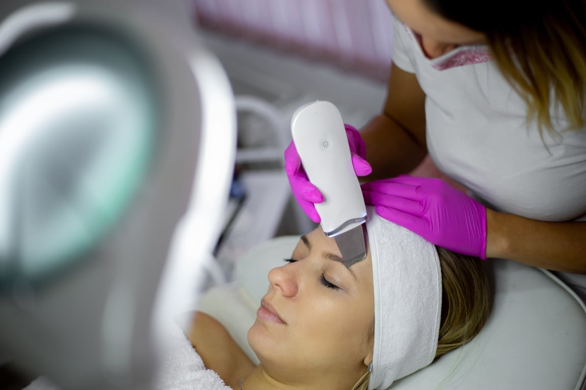 Ultrasonic facial cleansing in a beauty salon